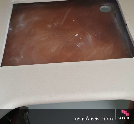 משטח שיש עם חור עגול בפינה